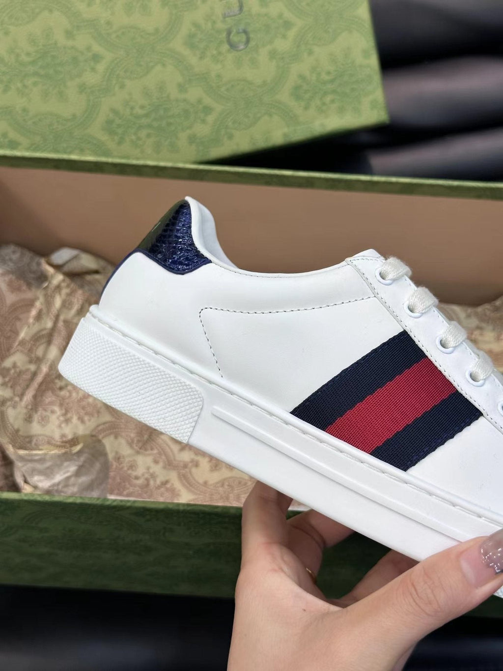 Gucci White Stripe Low-Top Sneakers — model