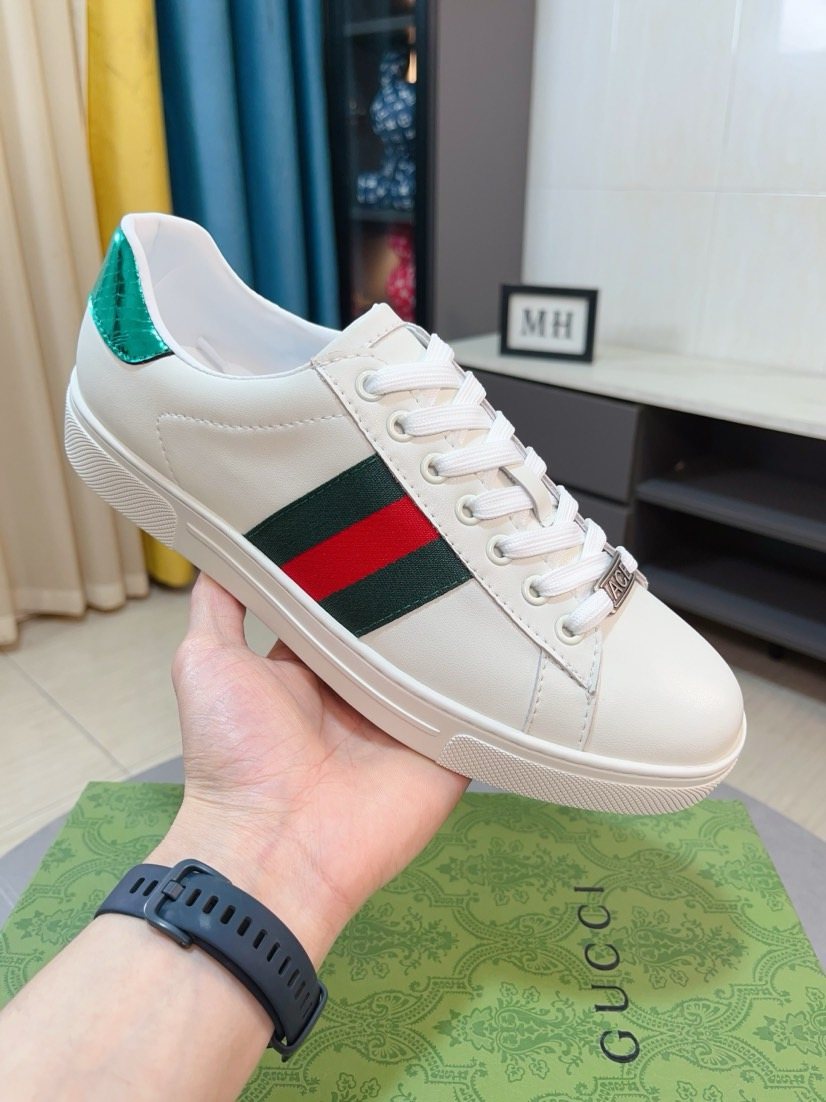 Gucci Stripe Low-Top Sneakers — model