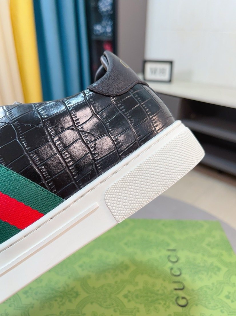 Gucci Men's Stripe Low-Top Sneakers — detail