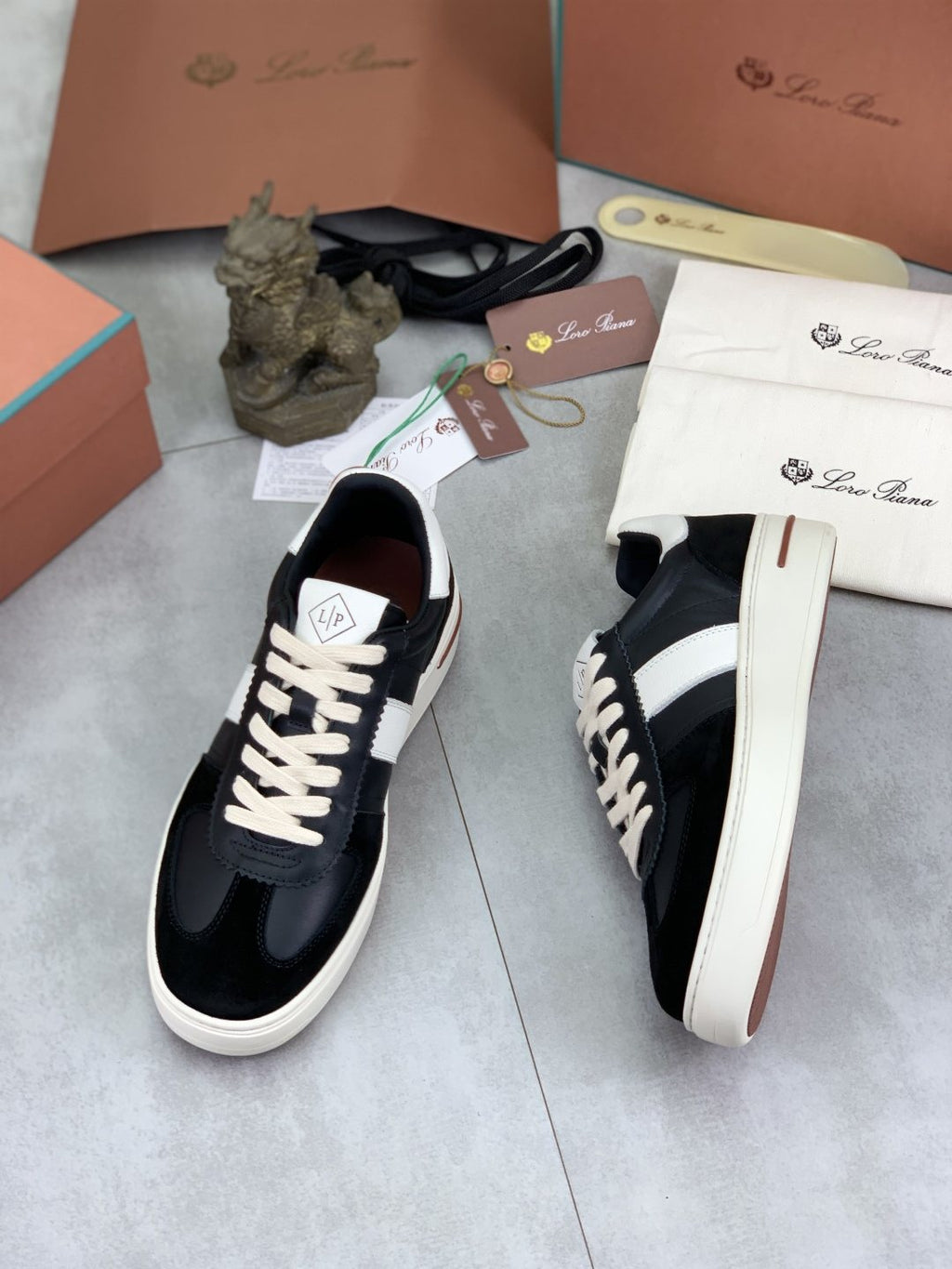 微商相册测试鞋子-Loro Piana Contrast Stripe Low-Top Sneakers — front